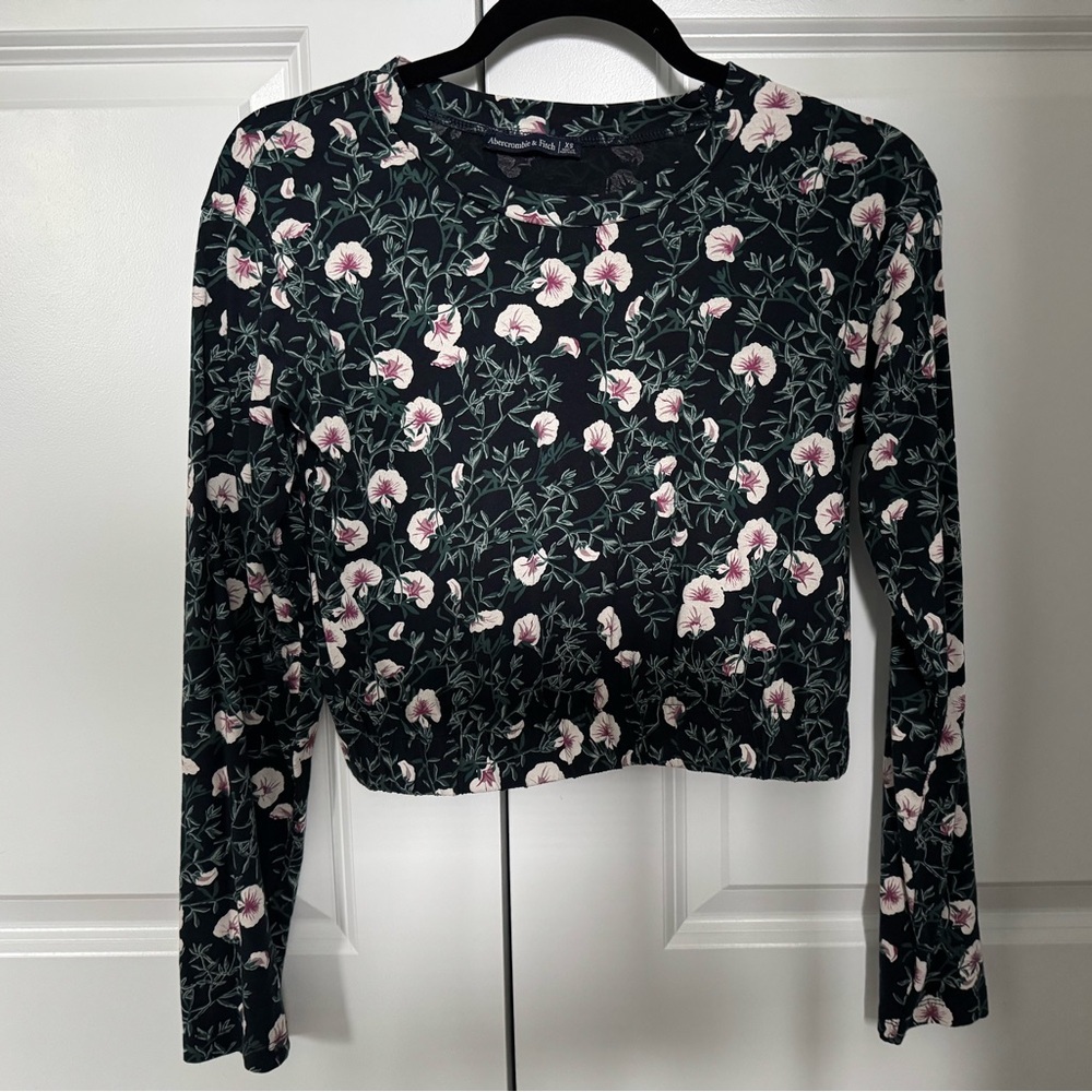Abercrombie‎ & Fitch Floral Long Sleeve Crop Top